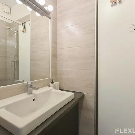 Flexliving - Whole Flat - Lamarck Apartment Paris